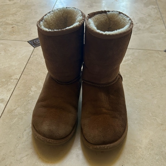 Classic Short- Ugg - Picture 1 of 4